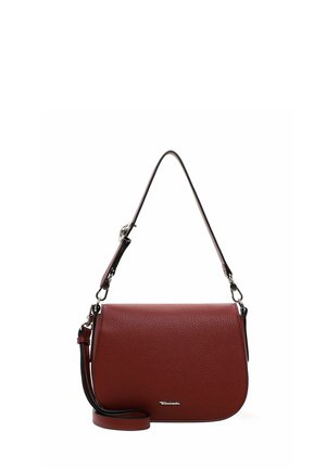 Bolso de hombro de cuero rojo con textura de guijarros, con una correa negra, forma curva, cierre magnético y un logo de marca en la parte frontal.