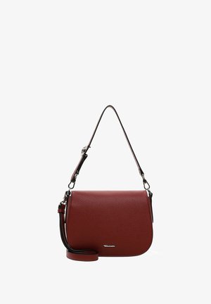 Sac à épaule en cuir rouge à grain avec une sangle noire, forme courbée, fermeture à bouton magnétique et logo de la marque sur le devant.