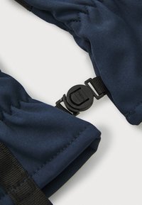Un tissu bleu marine au toucher lisse, doté d'une boucle et d'une sangle en plastique noir ajustables, conçu pour un maintien sécurisé.
