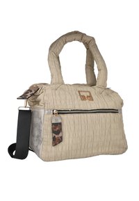Bolso beige texturizado con asas dobles, herrajes plateados y un bolsillo con cremallera. Cuenta con etiquetas de acento con estampado de leopardo y una correa desmontable.