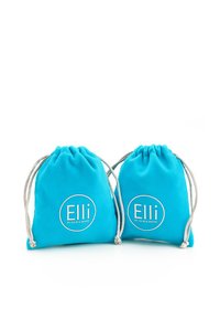 Zwei türkisfarbene Zugbeutel aus weichem Stoff, versehen mit einem kreisförmigen weißen Logo mit dem Text "Elli by Julie & Grace."