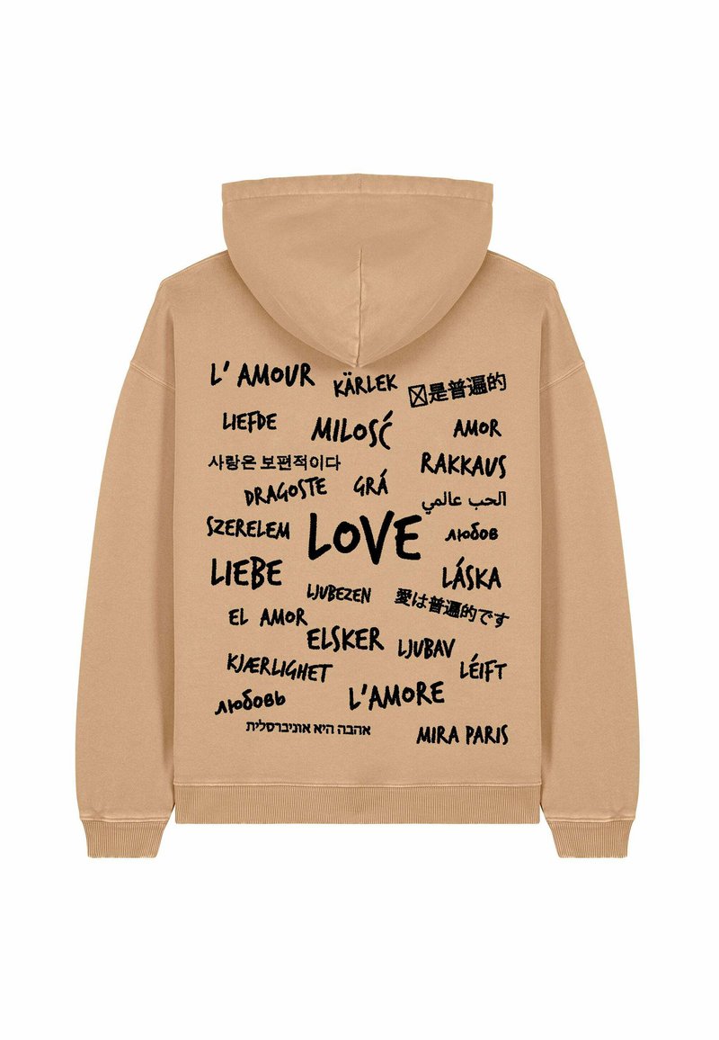Felpa beige con cappuccio regolabile. Testo nero con la parola "AMORE" in diverse lingue, sparso sulla parte posteriore. Polsini a costine.