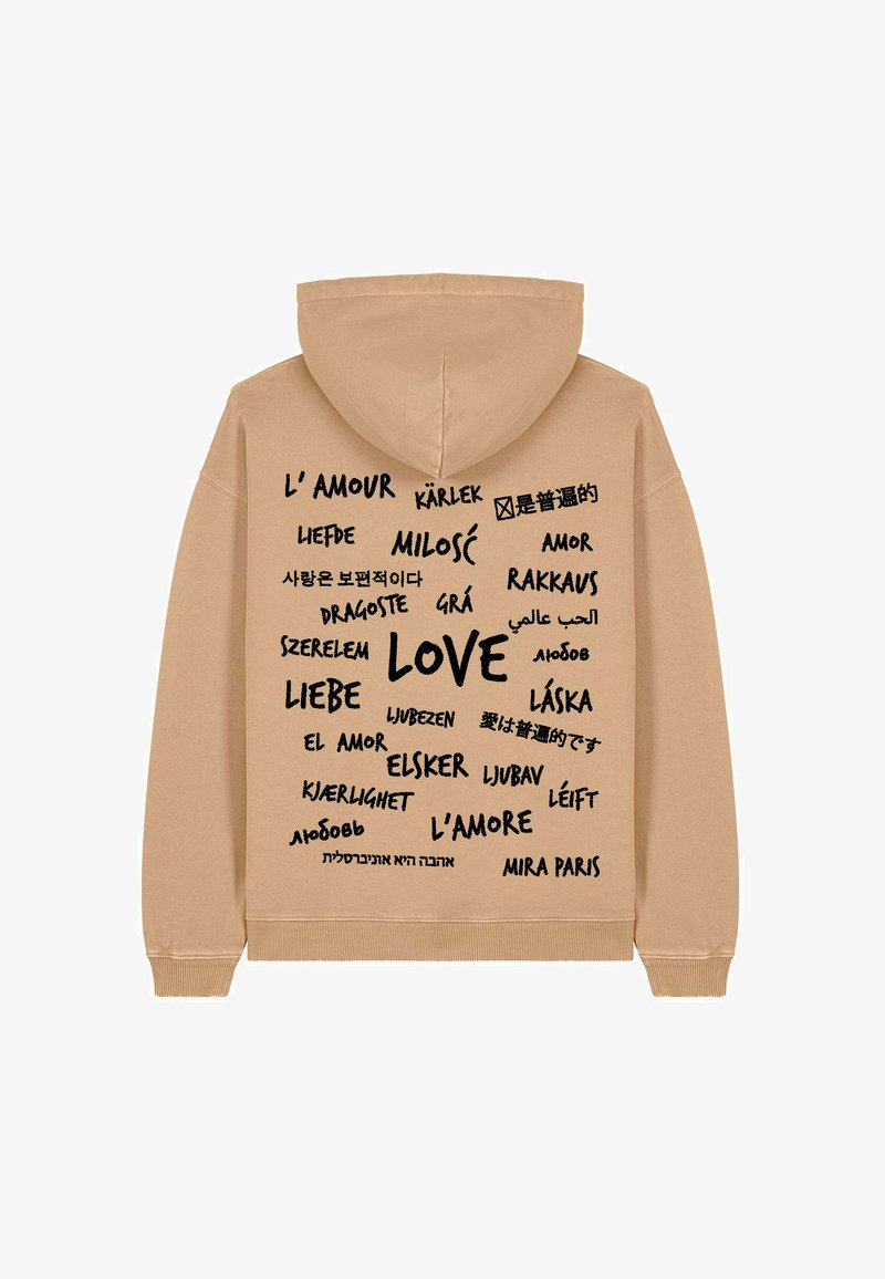 Felpa beige con cappuccio regolabile. Testo nero con la parola "AMORE" in diverse lingue, sparso sulla parte posteriore. Polsini a costine.