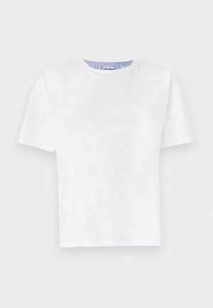 Witte katoenen T-shirt met een ronde hals. Voorzien van korte mouwen en een blauwe gestreepte detail op de binnenkant van de hals. Zachte textuur, reguliere pasvorm.