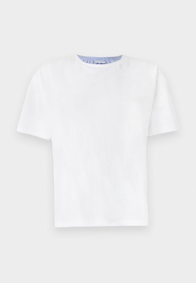 Valkoinen puuvilla T-paita, jossa on pyöreä kaula-aukko. Lyhyt hiha ja sininen raidallinen yksityiskohta sisäkaula-aukon ympärillä. Pehmeä kangas, normaali malli.