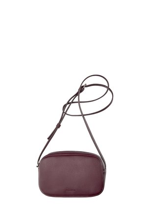 Donkerbruine leren crossbodytas met verstelbare dunne riem en afgeronde rechthoekige vorm op een witte achtergrond.
