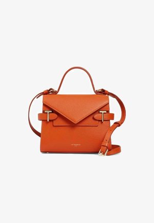 Borsa a tracolla in pelle arancione con patta triangolare, dettagli in metallo dorato, manico corto superiore e tracolla regolabile. Logo del marchio visibile.