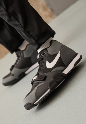 Nike Sportswear AIR TRAINER 1 - Zapatillas altas - black/white/dark grey/cool grey