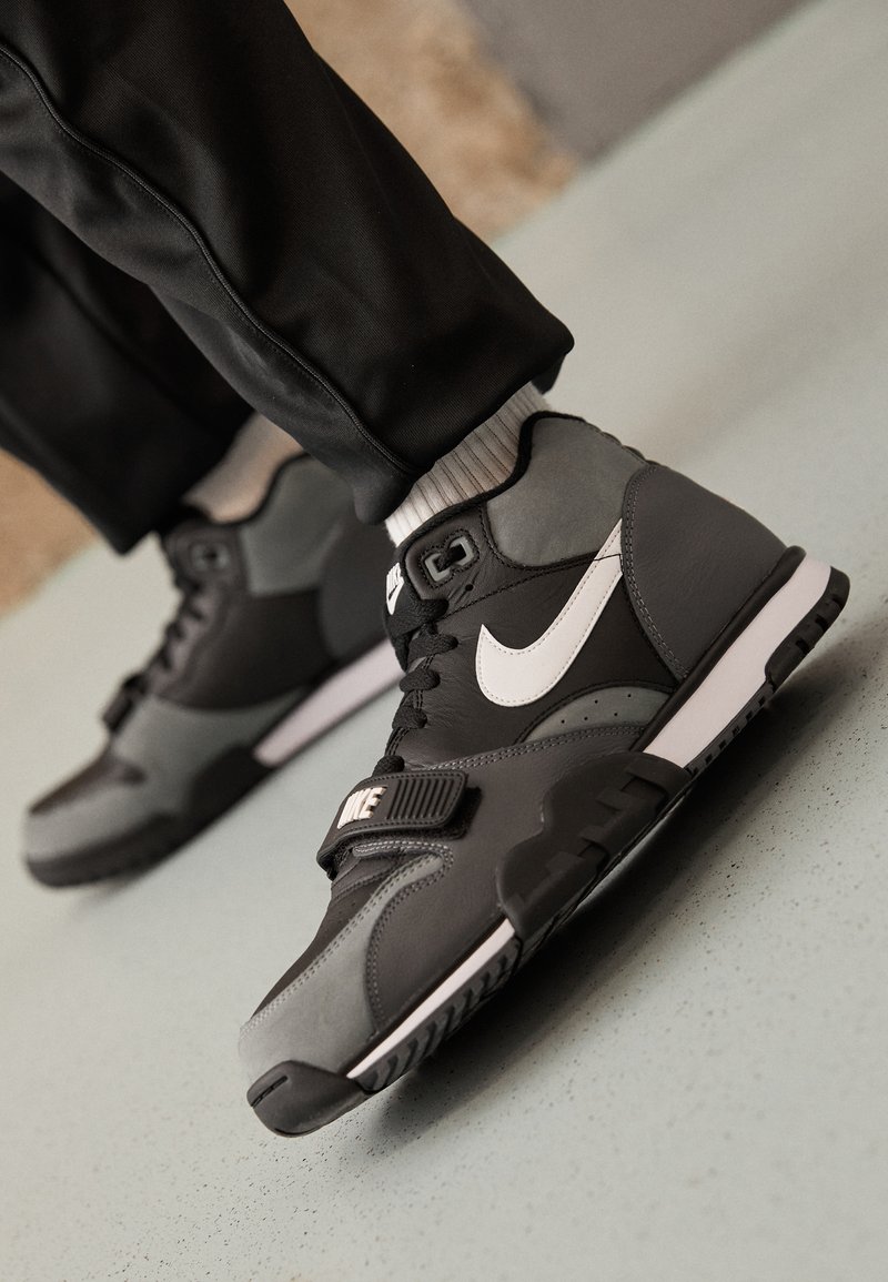 Nike Sportswear AIR TRAINER 1 - Sneaker high - black/white/dark grey/cool  grey/schwarz