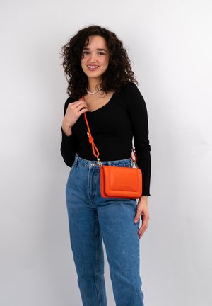 ZOE SMALL - Geantă crossbody - korallenrot