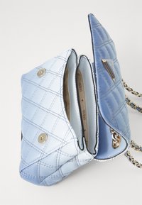 Borsa a tracolla in ecopelle blu trapuntata con hardware color oro, dotata di due scomparti, una tracolla a catena e un accentuazione del logo triangolare.