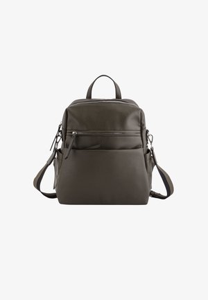 Mochila de cuero verde oscuro con acabado texturizado, que cuenta con dos compartimentos con cremallera, un asa superior y correas ajustables.