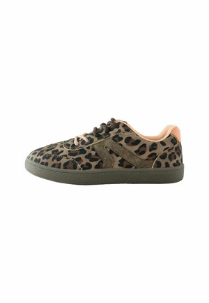 Lav-toppet sneaker med brun og sort leopardprint, beige snørebånd, mørk ydersål og ferskenfarvet indvendig foring og hæltab.