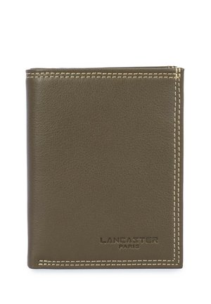 Portefeuille en cuir marron avec surpiqûres beiges et logo embossé "Lancaster Paris" en bas à droite.