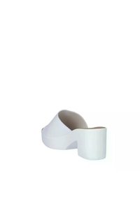 Scarpa slip-on bianca con punta arrotondata, materiale liscio e tacco alto. L'interno è leggermente imbottito per garantire comfort.