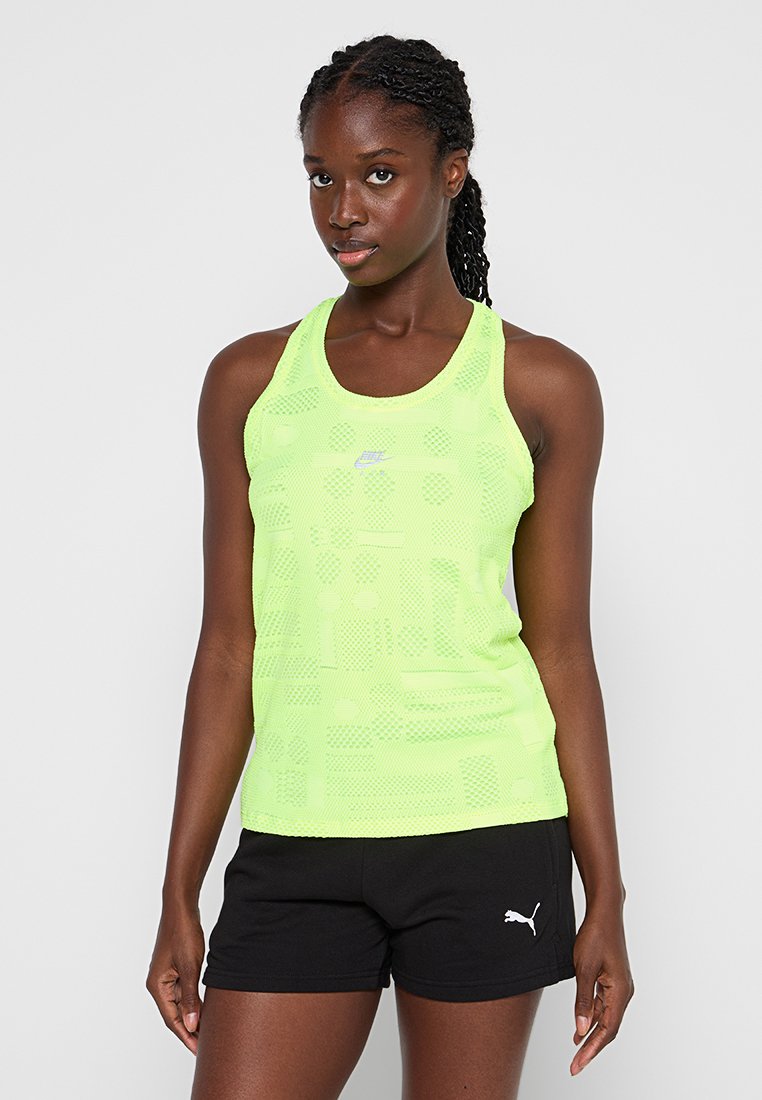 Neon-gelbes Sporttanktop mit strukturierten Mustern, kombiniert mit schwarzen Shorts, die ein weißes Logo zeigen. Leichter, atmungsaktiver Stoff.