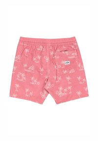 Shorts de bain roses en tissu léger avec un motif répété de palmiers blancs. Comprend une taille élastique et une poche arrière.