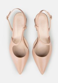 Sandale cu toc din piele nud, cu vârfuri ascuțite, părți tăiate și bretele ajustabile pentru glezne. Textură netedă cu tălpi branduite.