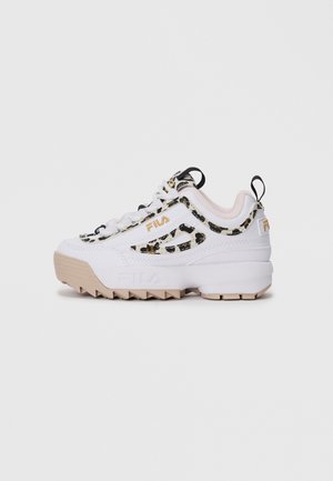 Adidași FILA albi cu talpă bej, accente cu imprimeu leopard, șireturi albe și mânere negre pe limbă și călcâi, prezentați în profil lateral.
