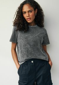 Next SHORT SLEEVE SPARKLE EMBELLISHED REGULAR FIT - Triko s potiskem - washed charcoal grey