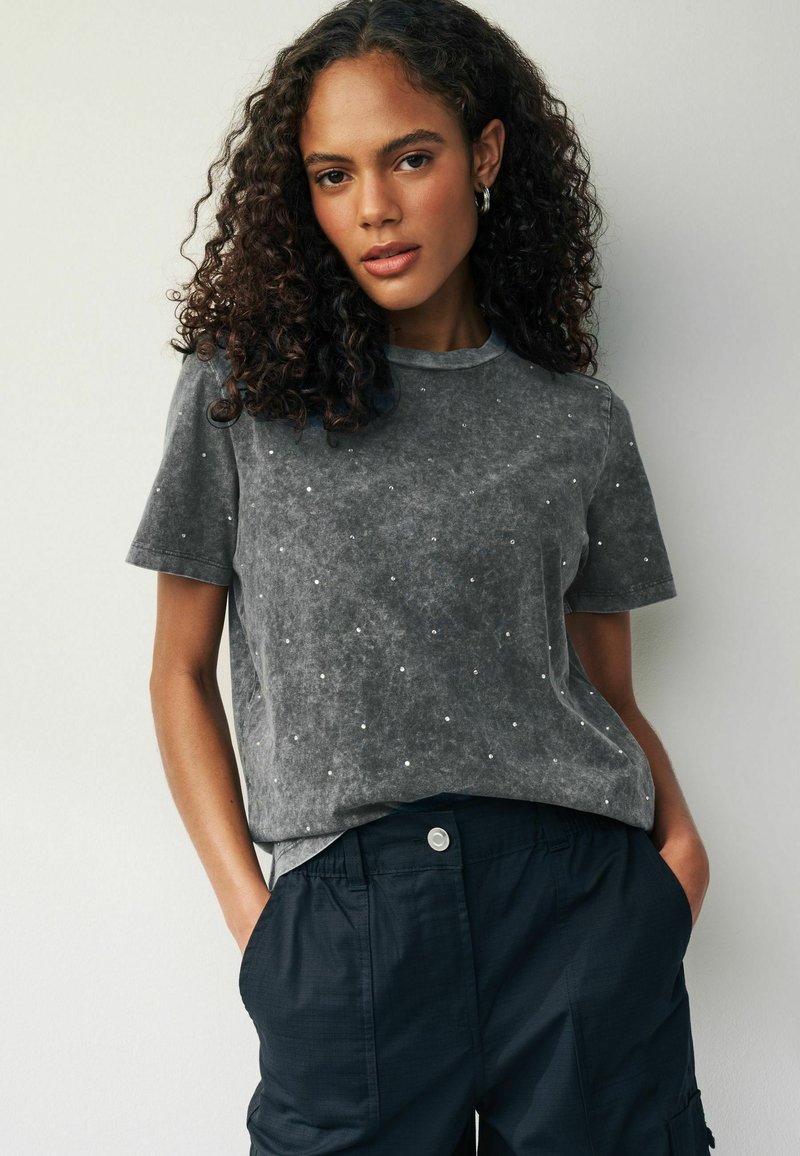 Next SHORT SLEEVE SPARKLE EMBELLISHED REGULAR FIT - Triko s potiskem - washed charcoal grey