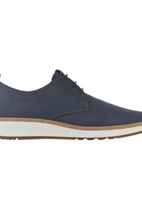 Scarpe in pelle blu navy con finitura liscia, cuciture chiare, profilo basso e suola intermedia bianca a contrasto con dettagli testurizzati.