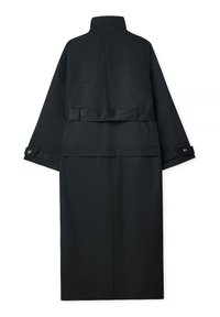 Čierny dlhý kabát z látky s hladkou textúrou. Má vysoký golier, široké rukávy a pásový detail v oblasti pása.