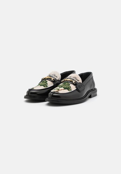 Mustat nahka loaferit, joissa on koristeellinen vihreä ja beige brodeerattu kuvio; sisältää kultaisia yksityiskohtia ja teksturoituja kankaita varressa.