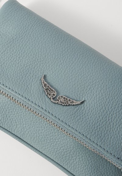 Hellblauer strukturierten Lederbrieftasche mit silbernem, flügelähnlichem Beschlag und einem Reißverschluss. Flaches Design, glatte Oberfläche und minimale Akzente.
