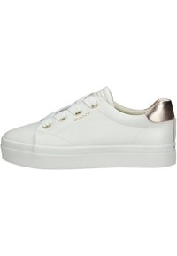 Sneakers bianchi in pelle con finitura liscia, design con lacci, dettaglio del logo dorato e accento in bronzo metallico sul tallone. Suola in gomma texture.