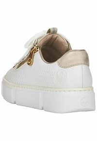 Baskets blanches perforées avec une surface texturée, des accents beiges, une fermeture éclair dorée sur le côté, et une semelle blanche épaisse.