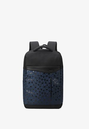 Zaino nero e blu con motivo geometrico sulla tasca frontale, spallacci imbottiti e manico superiore, in posizione verticale su sfondo bianco.