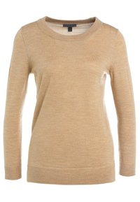 Beżowy sweter z długim rękawem i okrągłym dekoltem, charakteryzujący się miękką, gładką fakturą i dopasowanym krojem. Minimalistyczny styl bez widocznych wzorów.