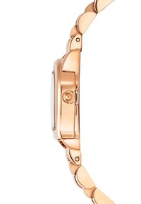 Reloj de oro rosa con una caja rectangular y una pulsera de eslabones. Presenta un dial claro y una corona en el lateral, con una textura metálica suave.