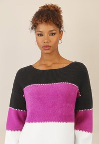 Apart COLORBLOCKING  - Robe pull - schwarz-lila-creme