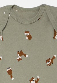 Body din material verde măsliniu, cu imprimeu de vulpi ilustrare răsfirate în maro și alb, cu guler rotund și închidere cu capse la umăr.