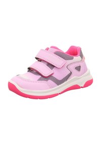 Różowy but sportowy z szarymi akcentami, z podwójnymi rzepami, teksturowanym wierzchem i grubą białą podeszwą z różową podeszwą zewnętrzną.