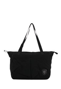 Sort tote bag lavet af blødt stof, med to h�åndtag, to frontlommer og et dekorativt skjold-logo på siden.