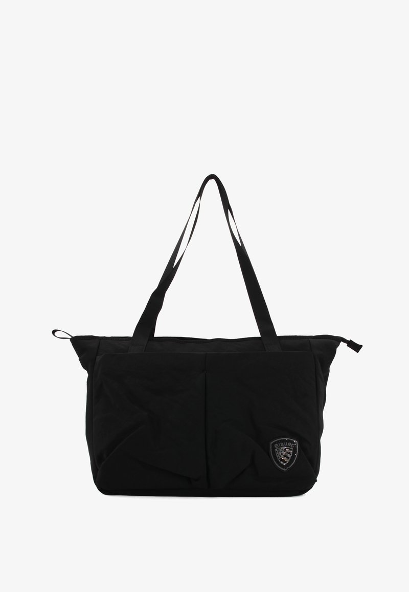 Borsa tote nera realizzata in tessuto morbido, con manici doppi, due tasche frontali e un logo a scudo decorativo sul lato.