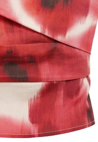 Roter und weißer Stoff mit abstraktem Pinselstrichmuster; verfügt über ein mehrlagiges Design mit glatter Textur, dunklen Akzenten und sauberem Nähen.