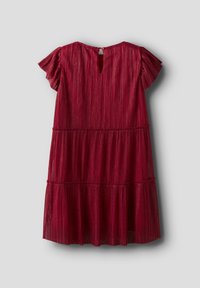 Rotes Stufenkleid mit kurzen Rüschenärmeln, vertikalen Falten und einem Knopfverschluss auf der Rückseite über einem Schlüssellochausschnitt.