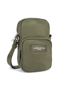 Borsa a tracolla compatta verde oliva con tasca anteriore con zip, tracolla regolabile e patch con il logo "Lancaster Paris" sul davanti.