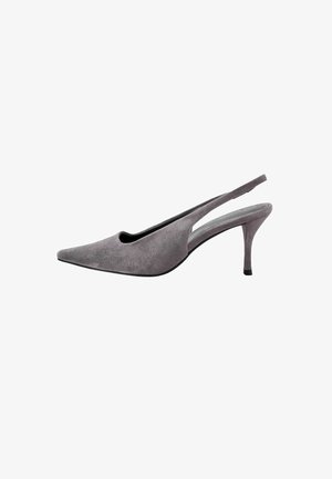 Szary zamszowy damski czółenek slingback z ostrym noskiem i smukłym, średniej wysokości obcasem na białym tle.