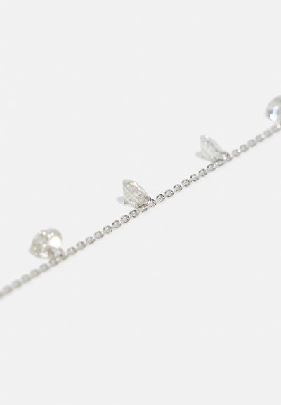 Silverfärgad kedjearmband med klara, tårformade kristaller jämnt fördelade längs längden, med en polerad yta och slät textur.