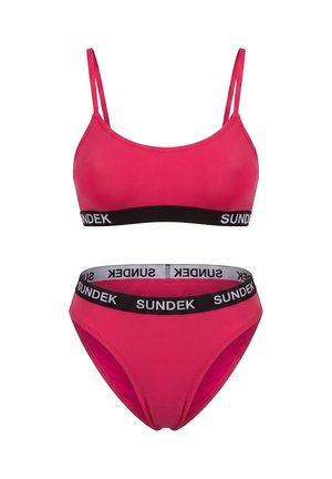 Costume da bagno due pezzi rosa brillante con fasce nere in vita con logo bianco "SUNDEK", composto da top stile bralette e slip a vita alta.