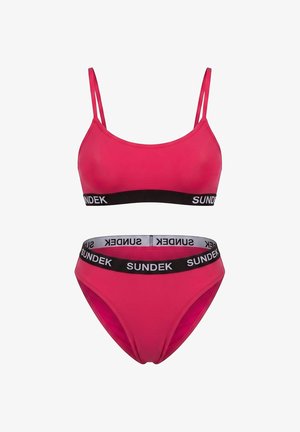 Costume da bagno due pezzi rosa brillante con fasce nere in vita con logo bianco "SUNDEK", composto da top stile bralette e slip a vita alta.