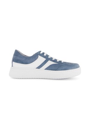 Blauer und weißer Sneaker mit niedrigem Schaft, weißen Schnürsenkeln und dickem weißen Absatz, seitlich auf weißem Hintergrund dargestellt.