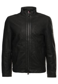 Zwarte leren jas met een ritssluiting aan de voorkant, opstaande kraag en zijzakken, voorzien van een kleine badge op de bovenkant van de linkermouw.