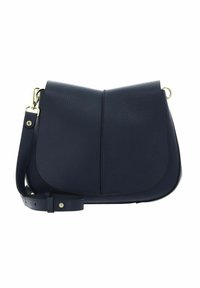 Sac à bandoulière en cuir bleu foncé avec un rabat, un fond arrondi et une bandoulière réglable. Accents en métal doré visibles.