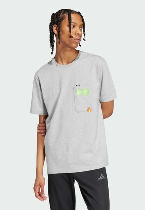 REMOJI POCKET GRAPHIC - Majica kratkih rukava s printom - medium grey heather